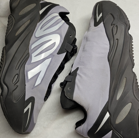 ADIDAS YEEZY BOOST 700 - Picture 2 of 5